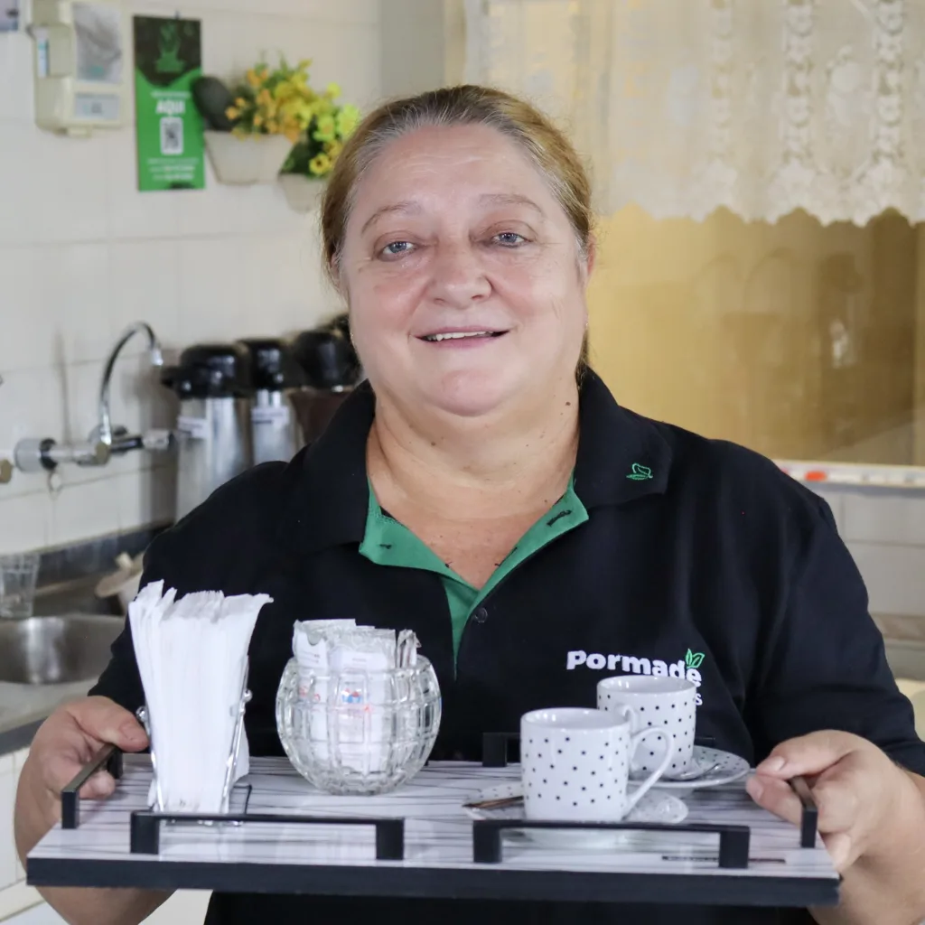 Mulher da Pormade - Terezinha Woinaroski em seu ambiente de trabalho