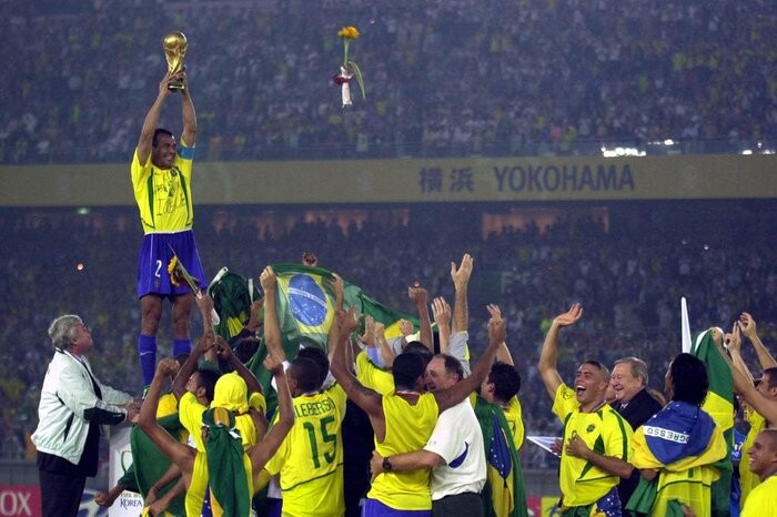 Brasil pentacampeão levantando a taça