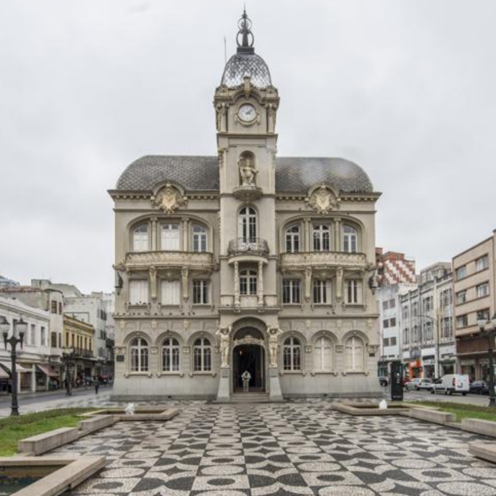 Paço da Liberdade, localizado em um praça de Curitiba