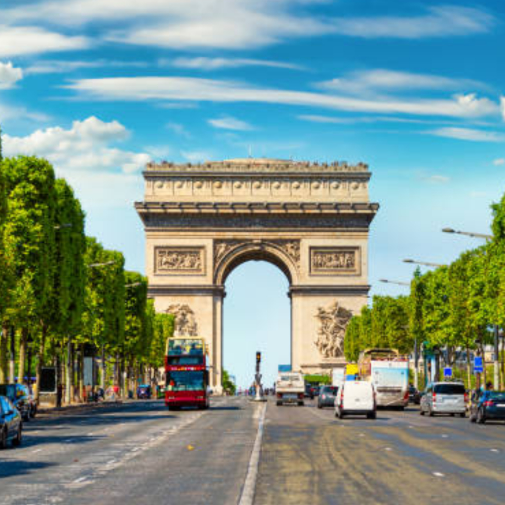 Ruas e avenidas famosas incluem o Champs-Élysées, Paris