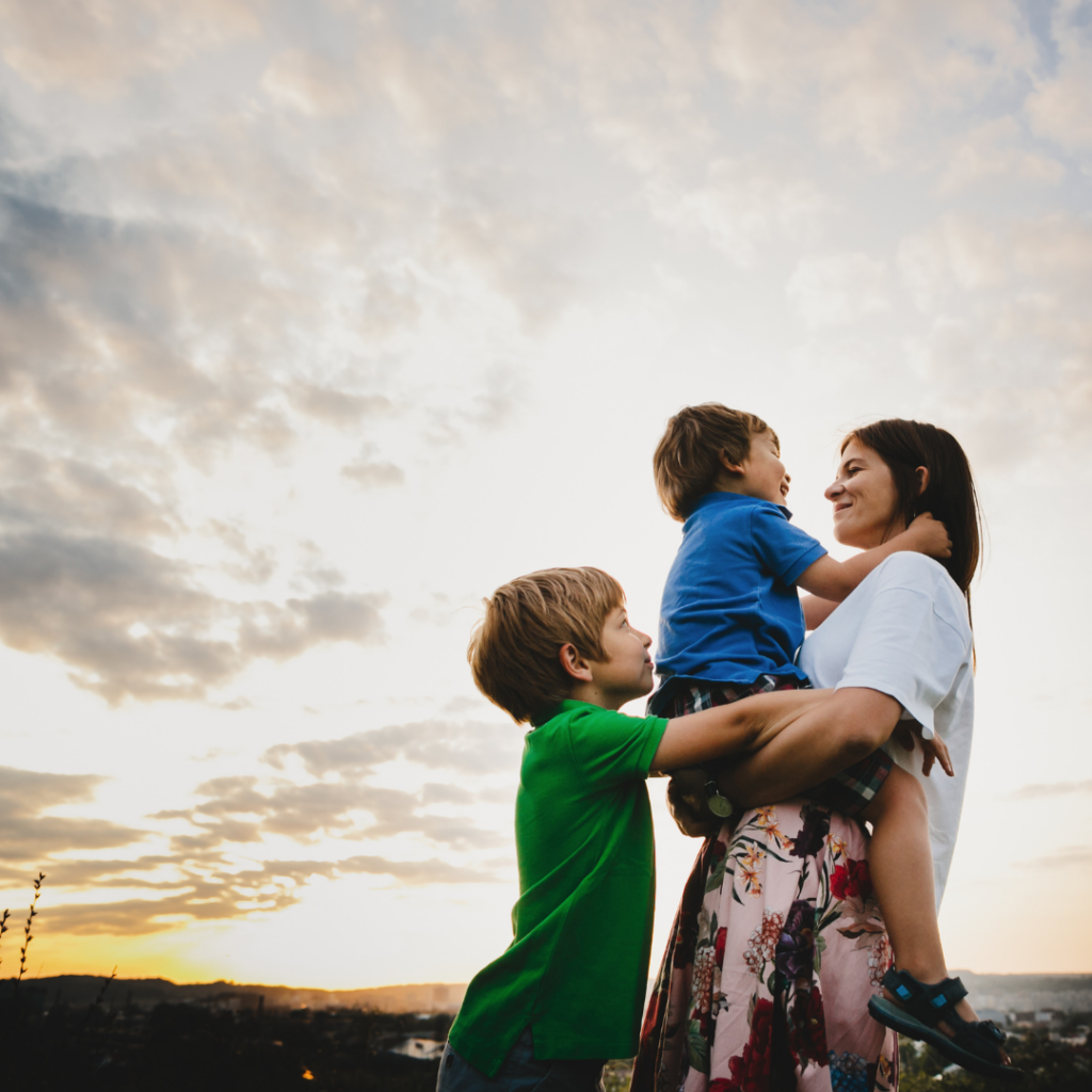 Mãe com seus dois filhos