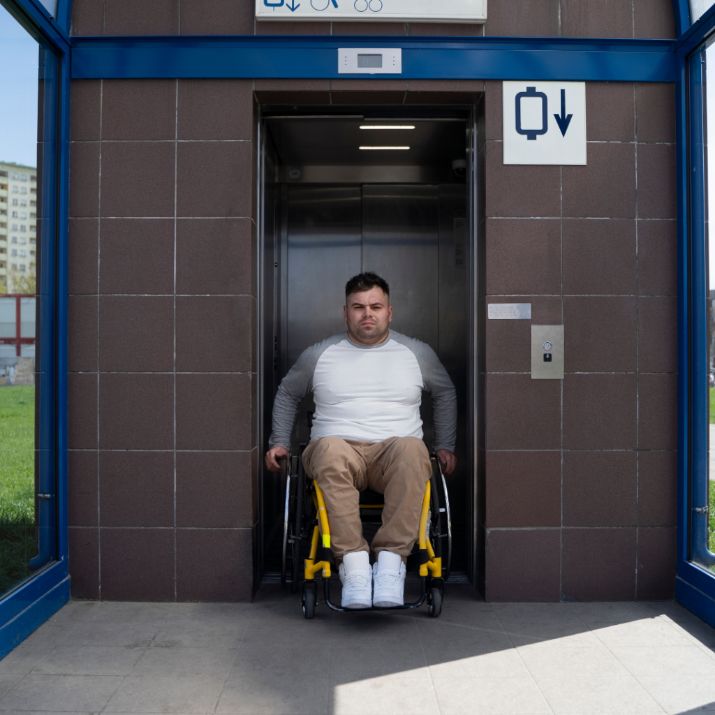 Cadeirante passando por uma porta