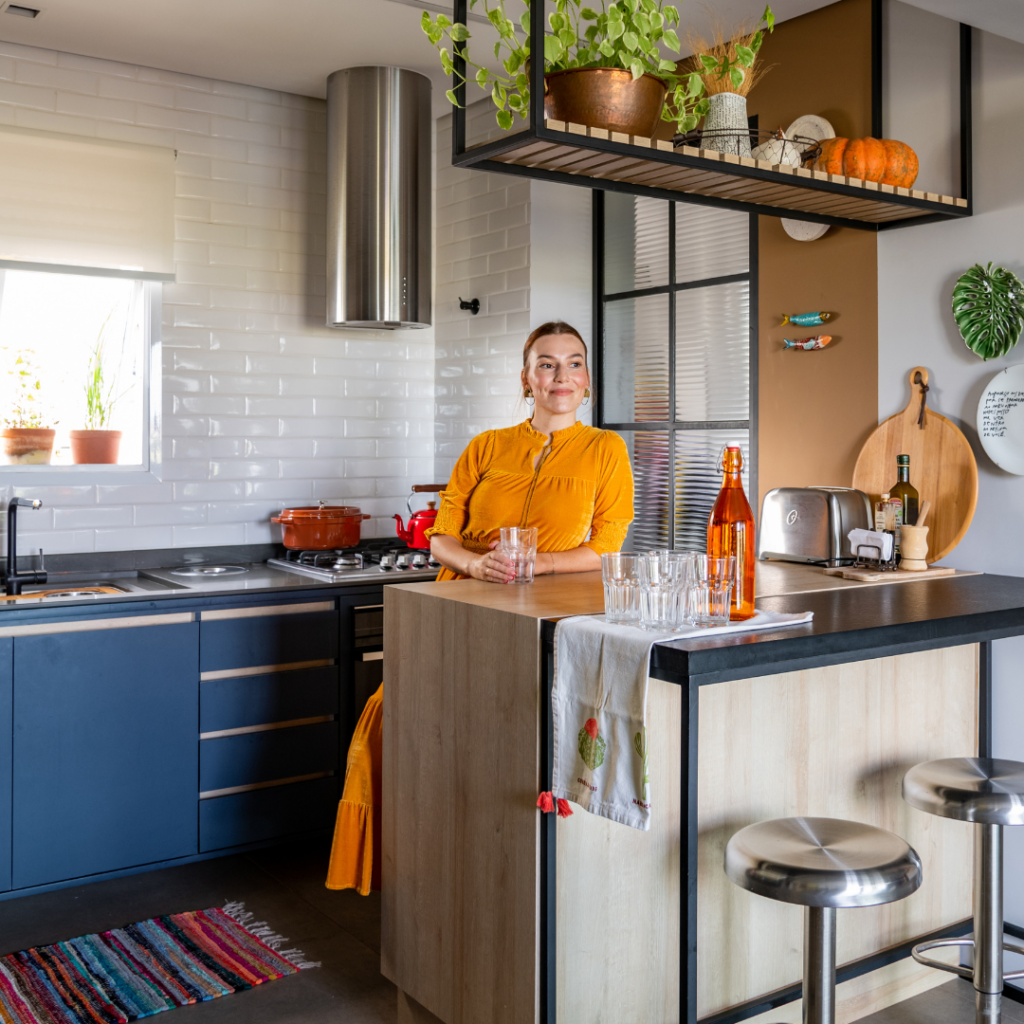 Designer Erica Gonçalves em projeto de cozinha feita por Volar Interiores 