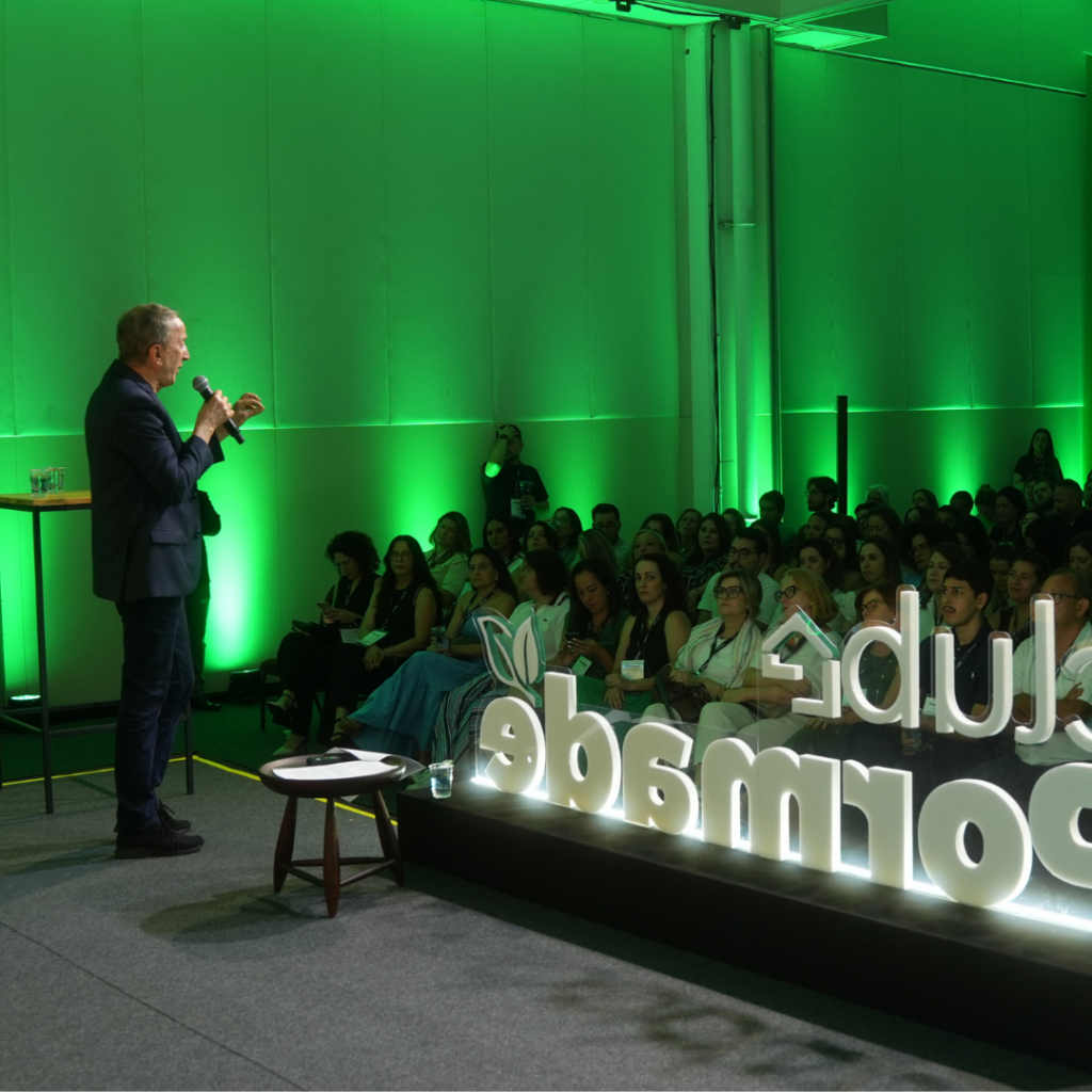 Claudio Zini dando palestra no Conexão Pormade