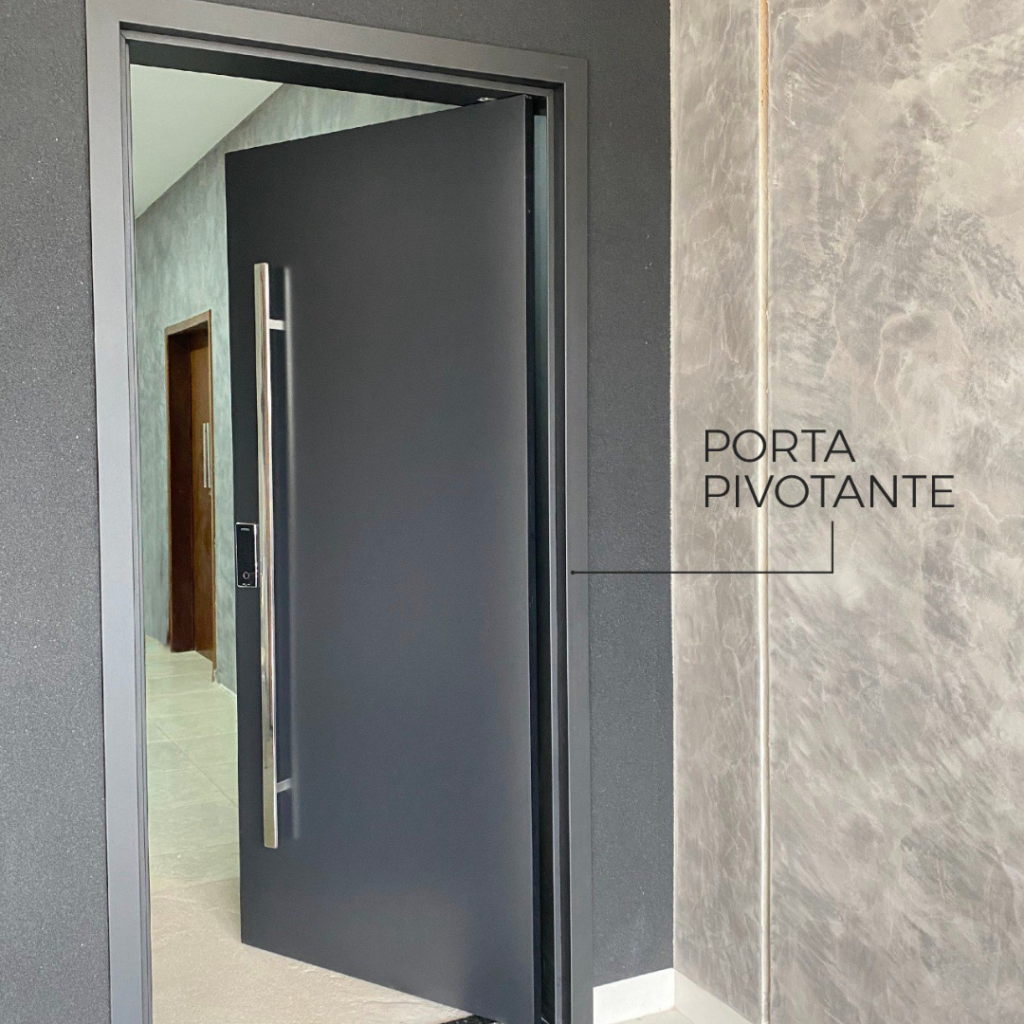 Porta modelo pivotante com acabamento cinza e com um puxador retangular. 