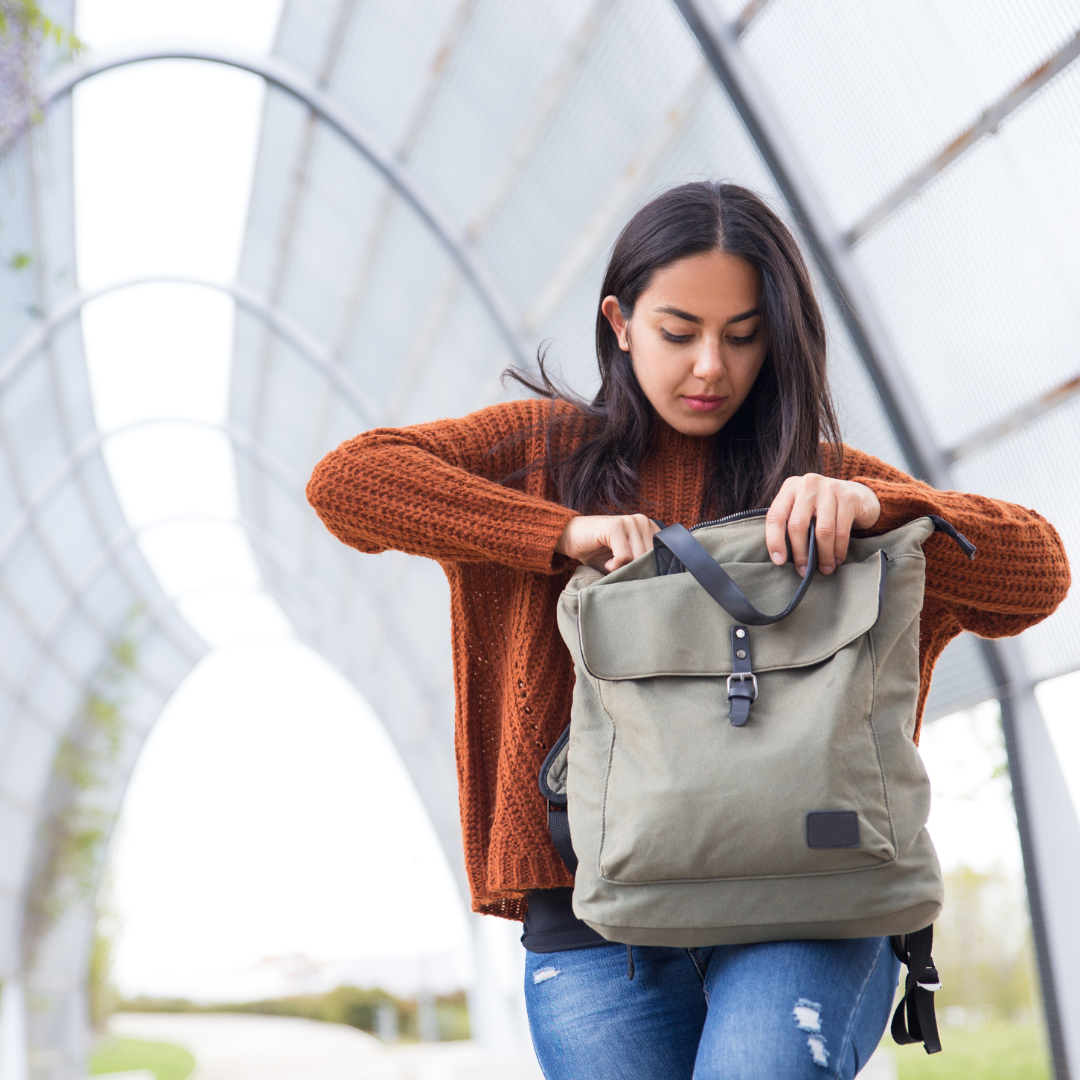 Menina morena com mochila