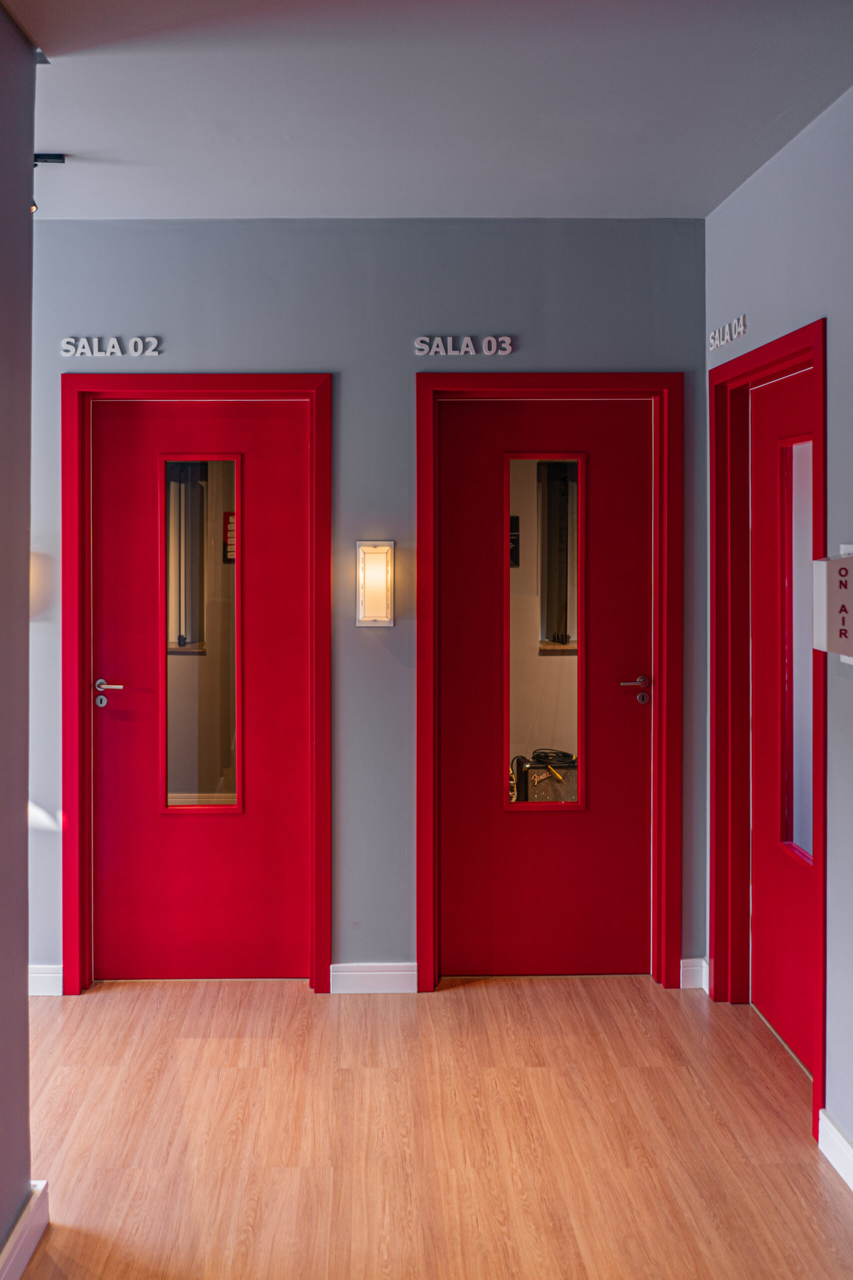Portas laqueadas no acabamento vermelho