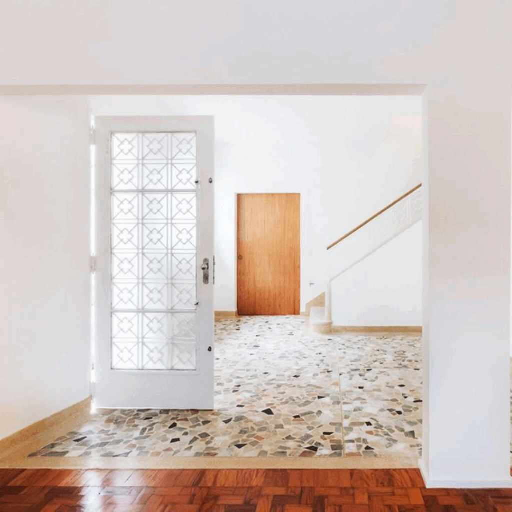 Hall de entrada com chão de caquinho