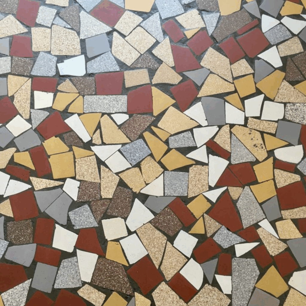 Chão com caquinhos coloridos.
