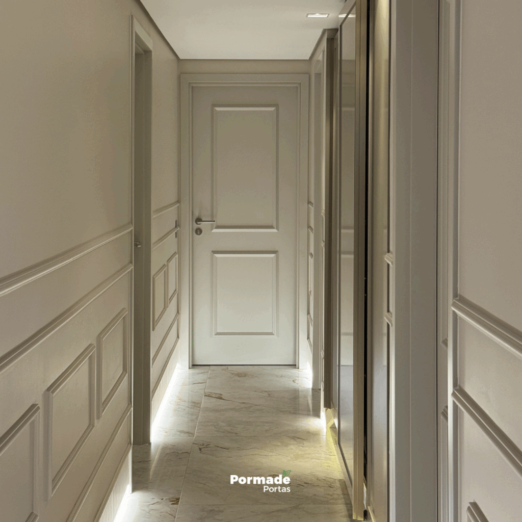 Porta com moldura boiserie