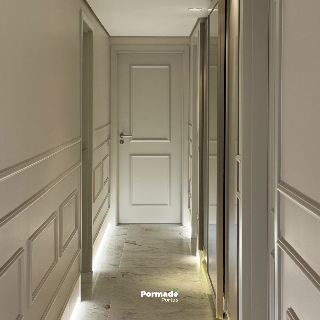 Porta com moldura boiserie
