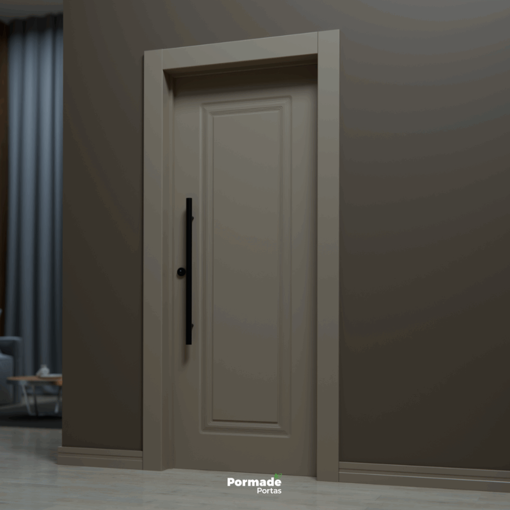 Porta de giro na com fendi com detalhes em frisos.