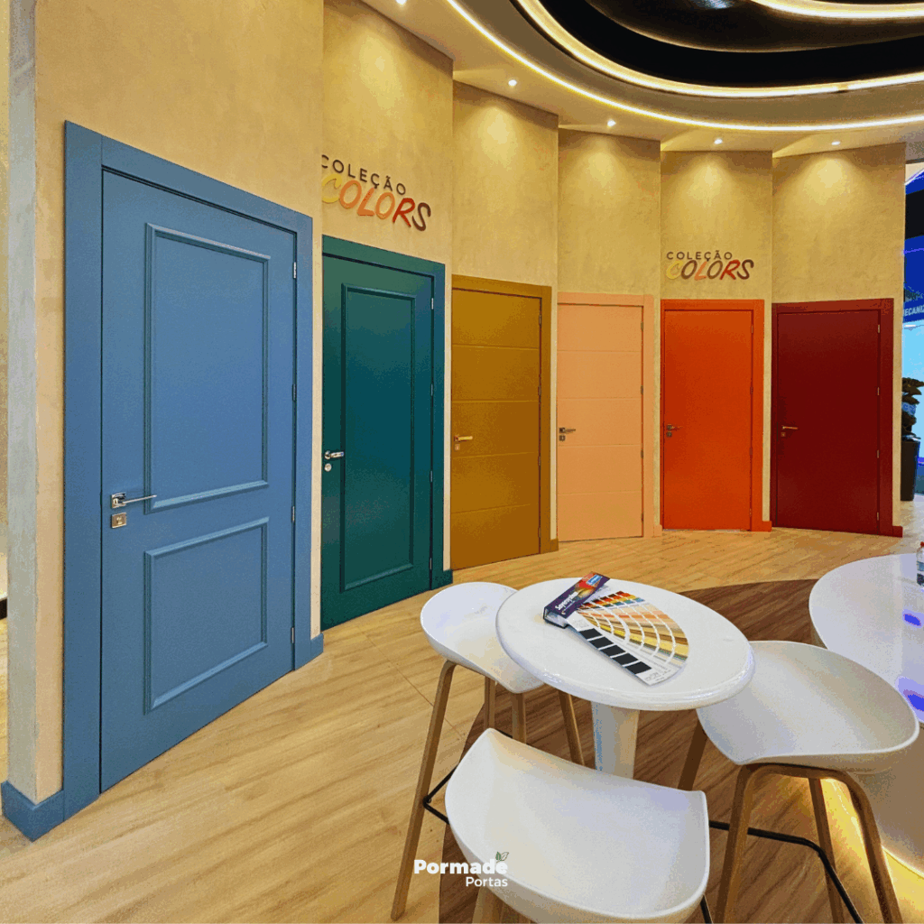 Exposição de portas laqueadas da Pormade com diversas cores diferentes.
