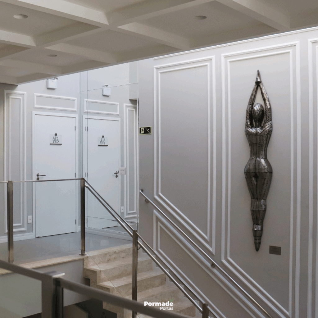 Clínica de estética, com escultura na parede e porta branca 