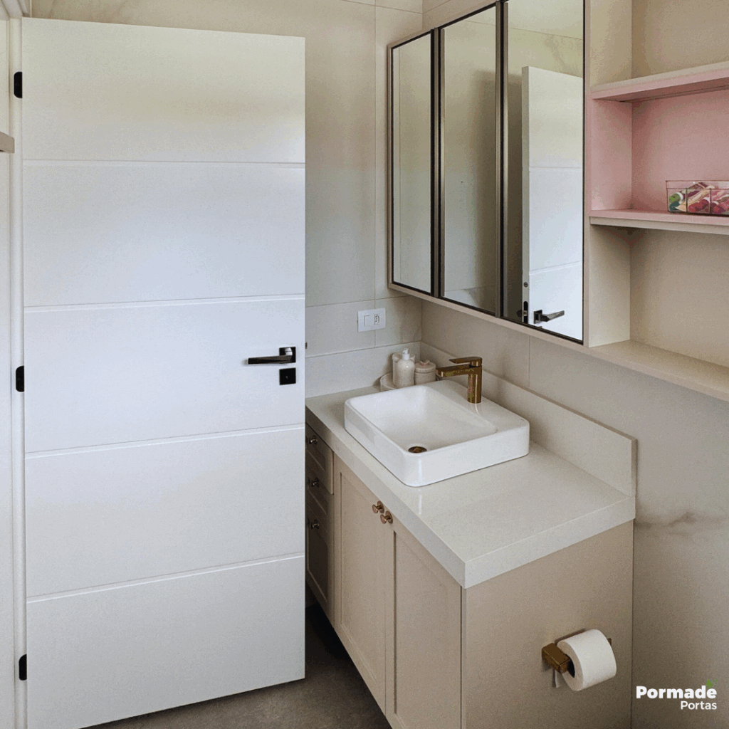 Porta com frisos horizontais branca no banheiro